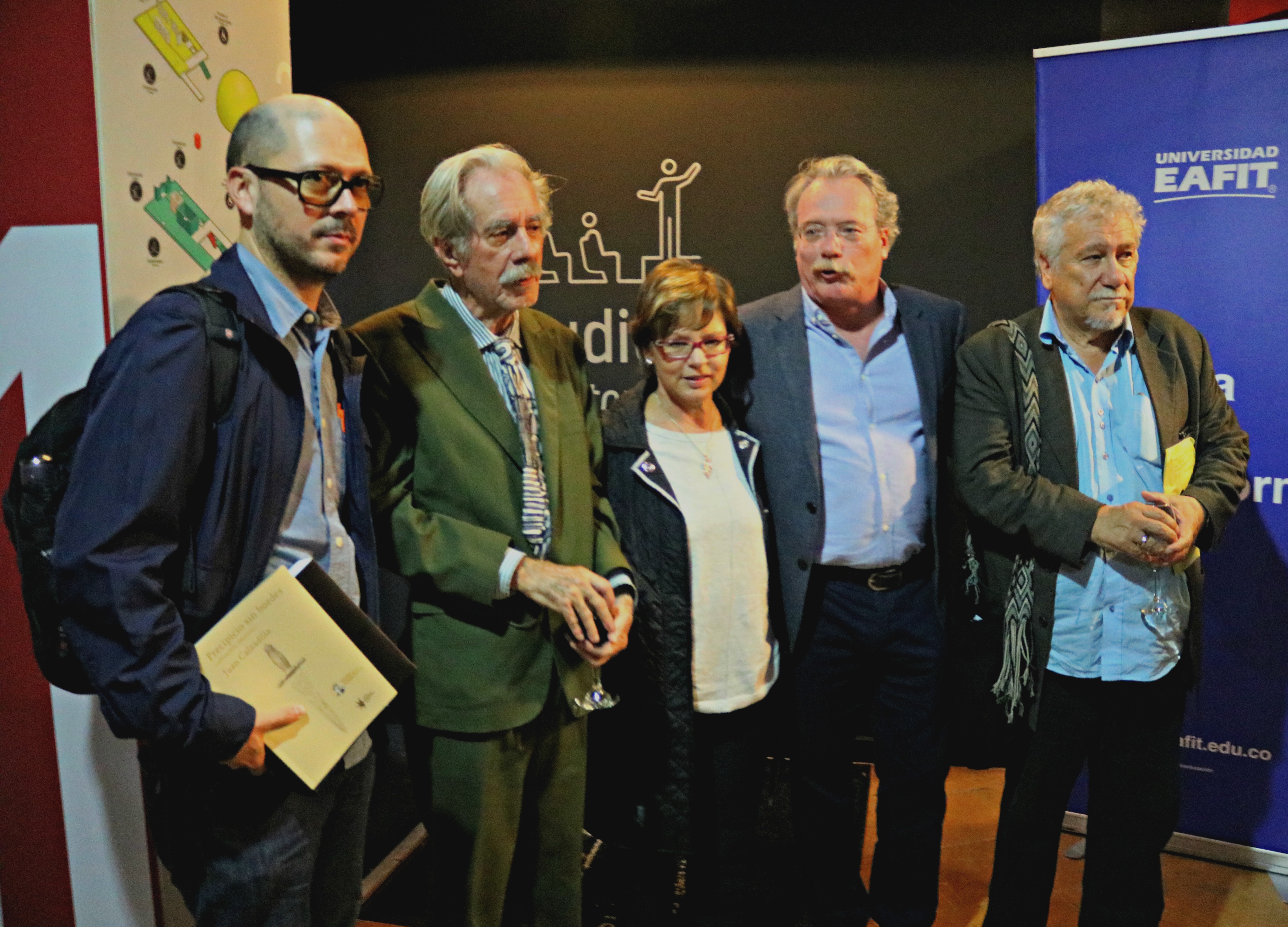 Jurado del premio León de Greiff, de derecha a izquierda: Juan Camilo Suárez Roldán, Juan Calzadilla, Piedad Bonnett, Alberto Barrera Tyszka y Juan Manuel Roca. Foto: Yorley Ruiz.