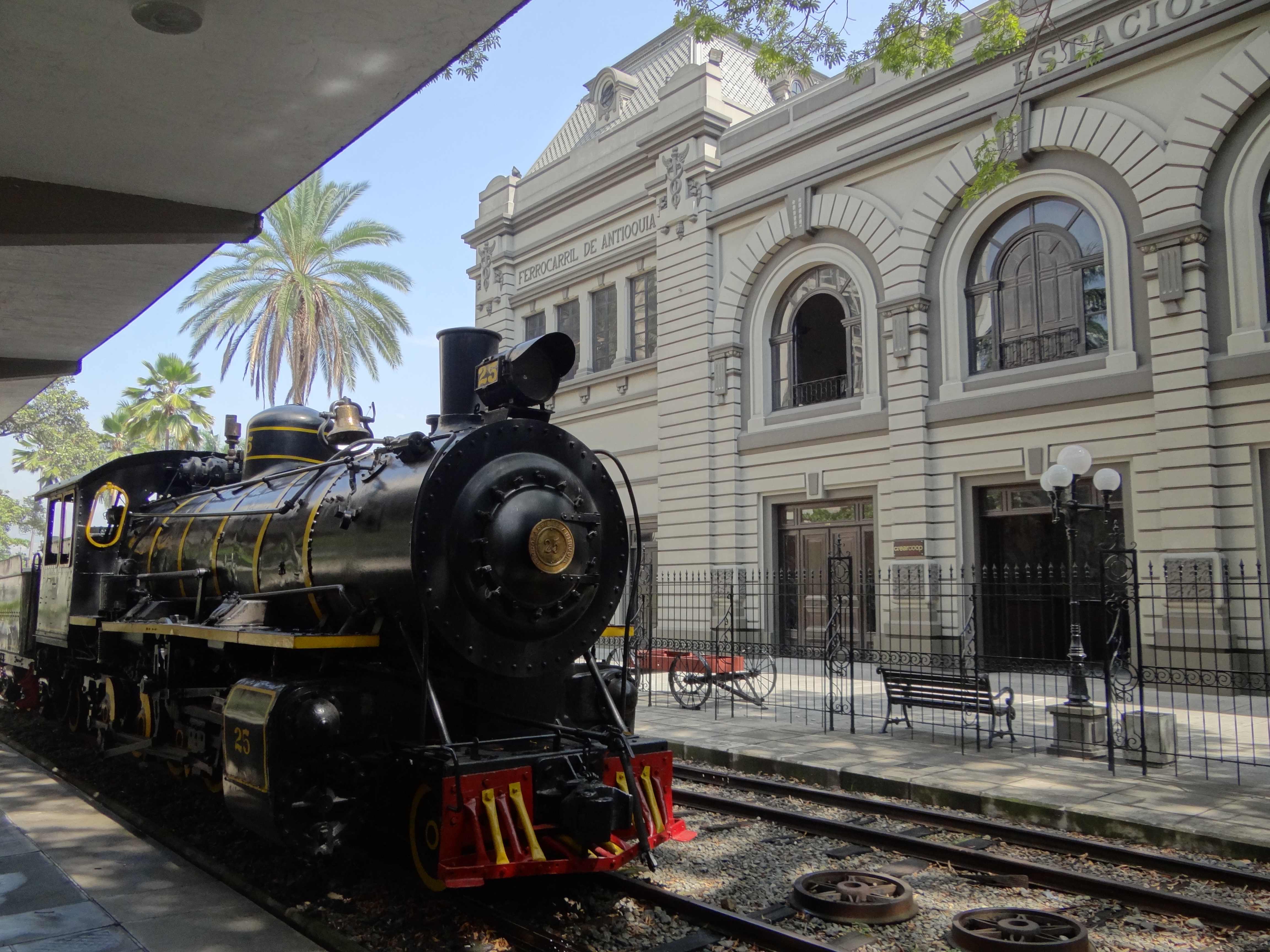En los andenes de la estación restaurada se conserva una locomotora Baldwin, con el número 25. Foto: Kamilokardona Wikimedia Commons.