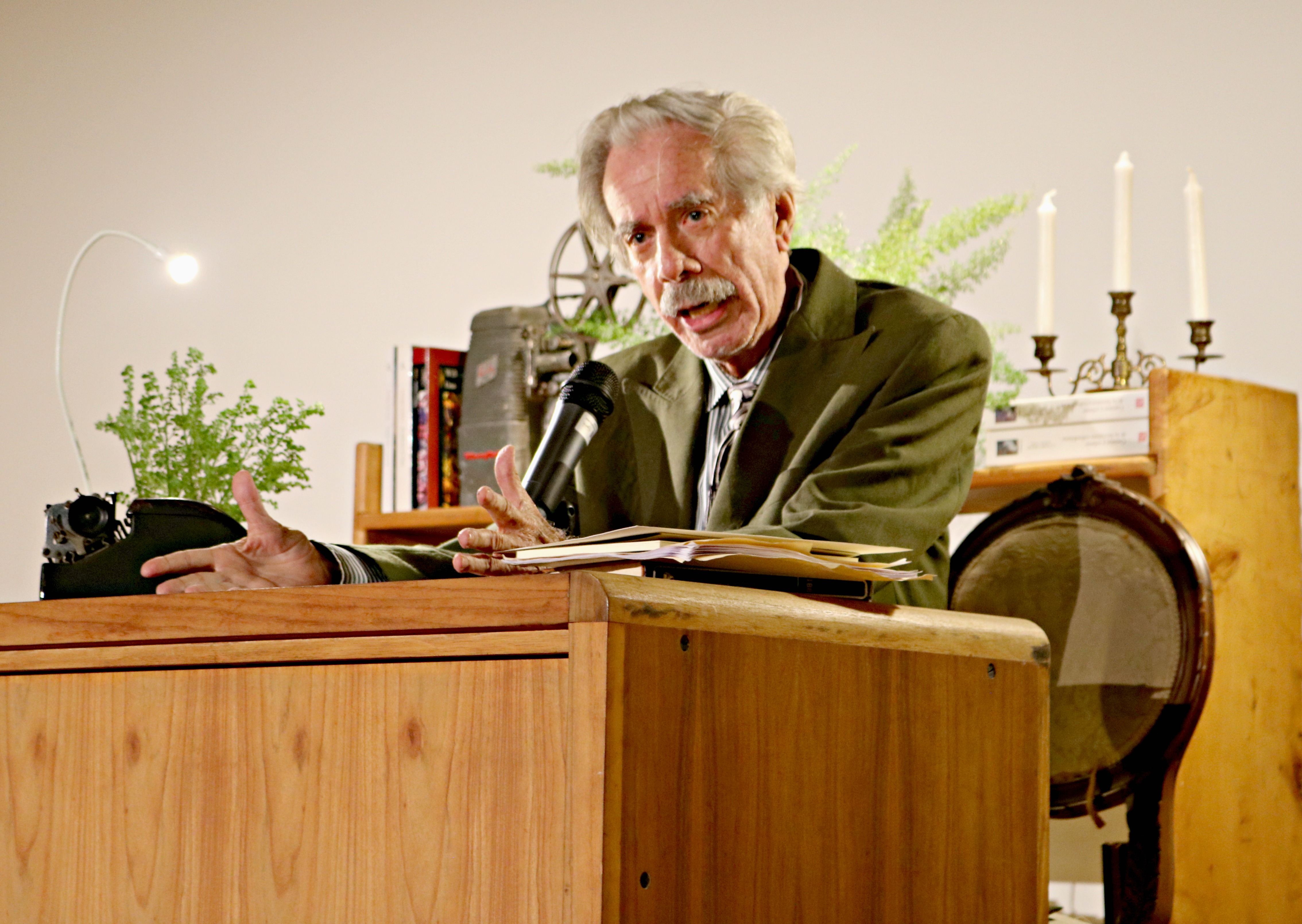 Juan Calzadilla ganador del premio León de Greiff al Mérito Literario. Foto por: Yorley Ruiz