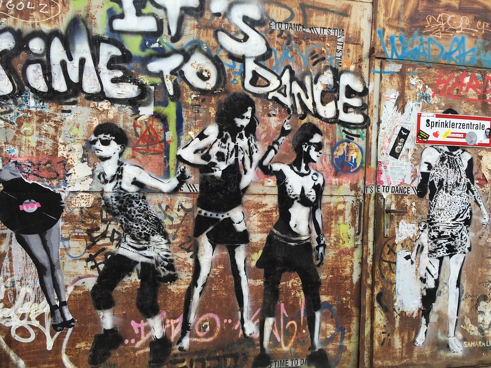 Berlín es reconocida por sus graffitis y otras expresiones de arte callejero. Foto: Ingeborgkraka (Dominio público).
