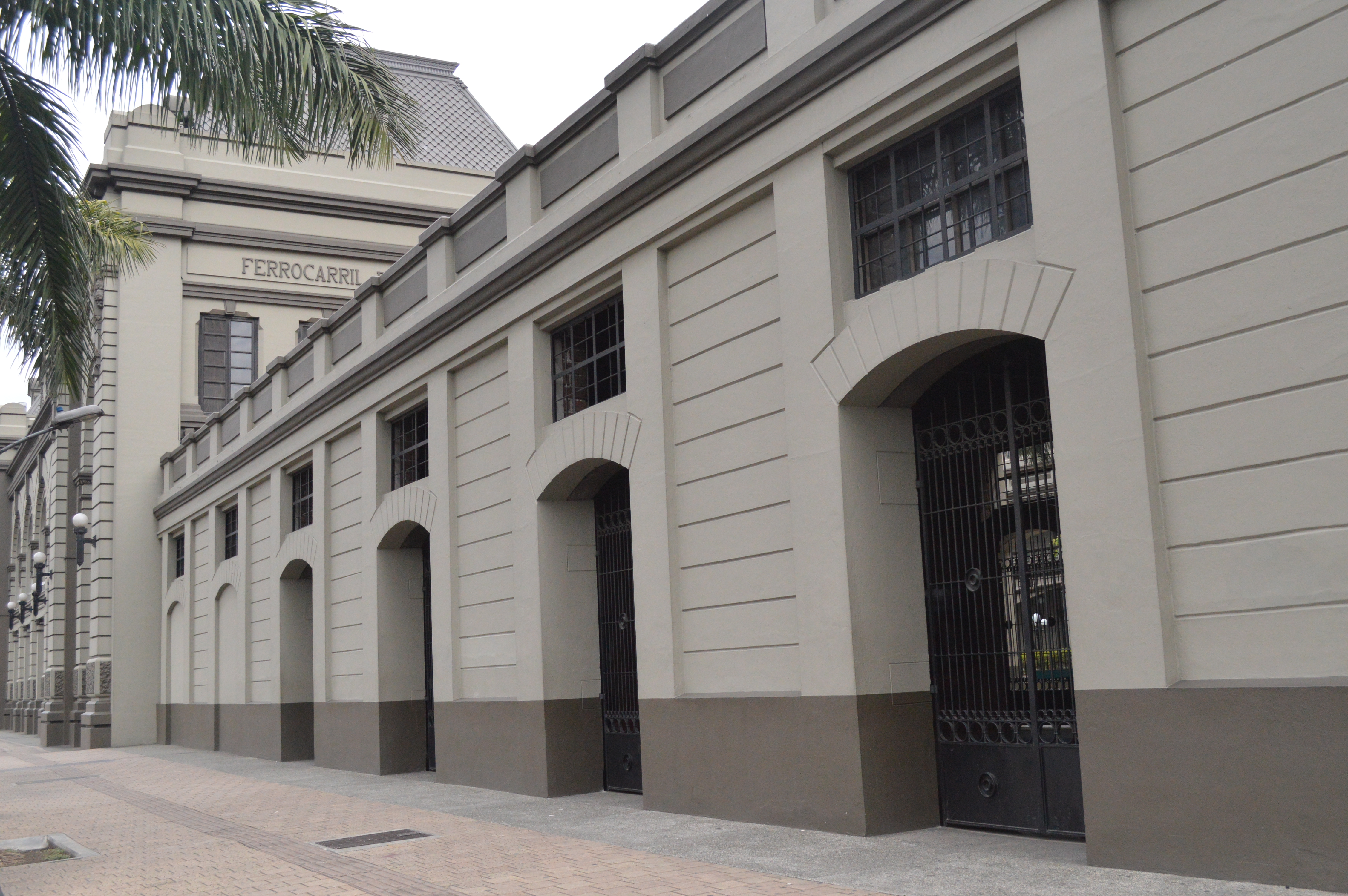 Las entradas tapiadas son huellas de todas las épocas de las que este edificio ha sido testigo.