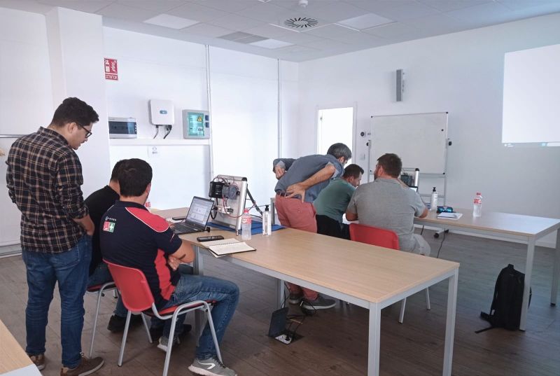 La referencia mayoritaria son las carreras universitarias y, aunque existen alternativas diversas, muchos estudiantes aún se enfrentan a un dilema: ¿seguir estudiando o buscar trabajo? ¿Ir a la universidad o apostarle a una carrera técnica?